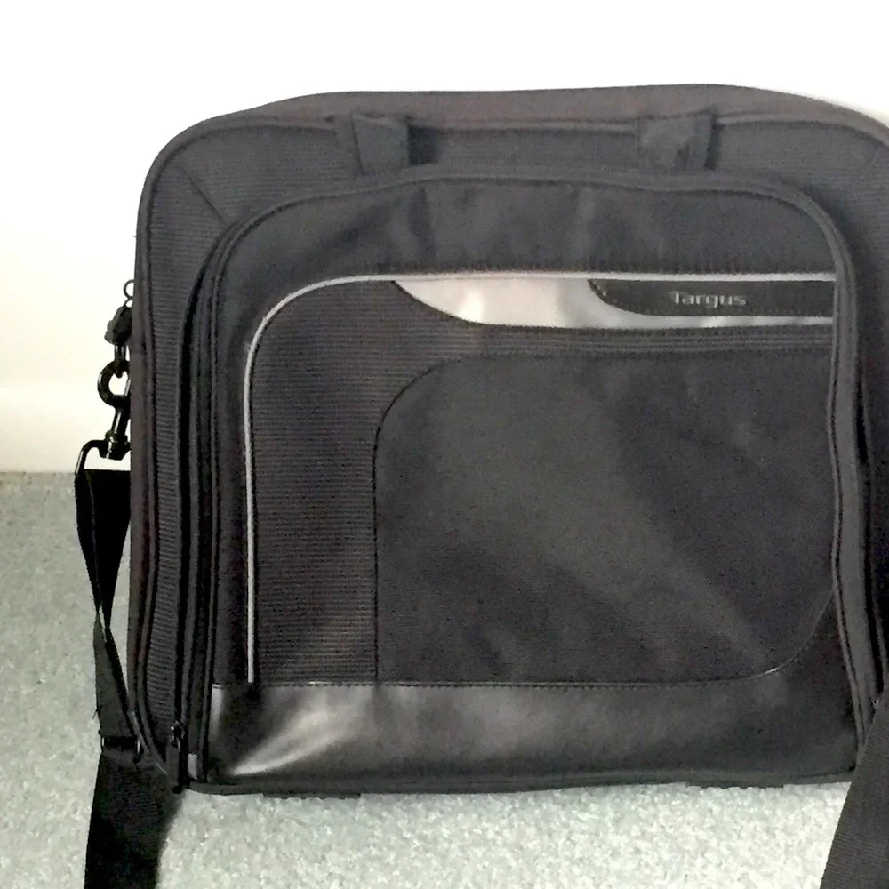 Targus NWOT black laptop Briefcase messenger lightweight - Grad first Job travel